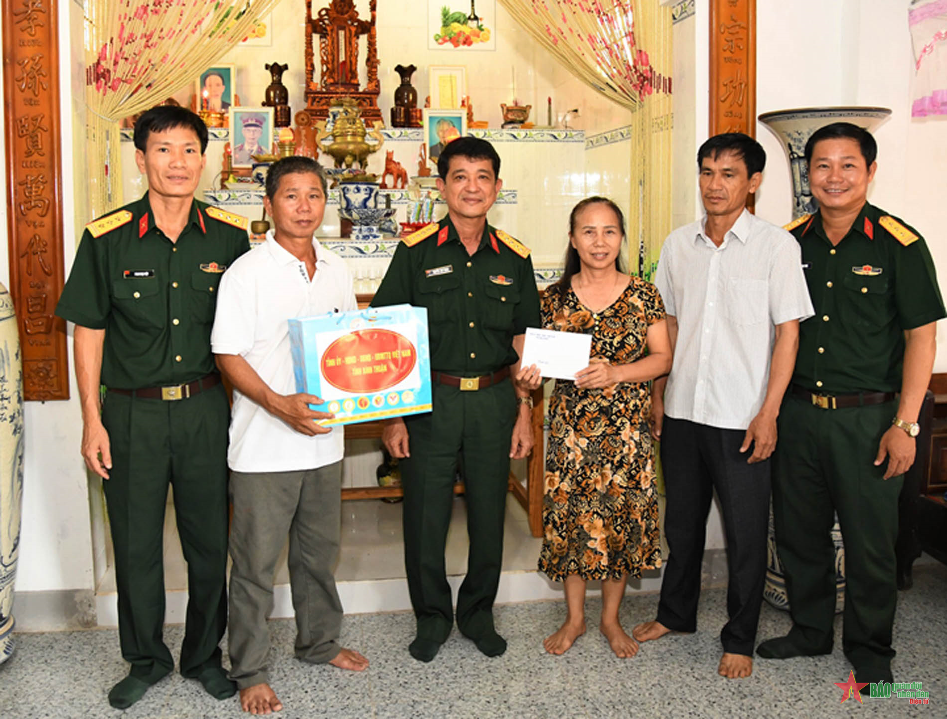 Tỉnh ủy Bình Thuận thăm, tặng quà gia đình các chiến sĩ Điện Biên